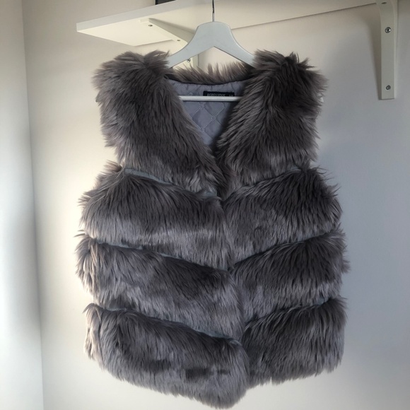 Rebellious Fashion faux fur gilet in grey - Picture 2 of 4